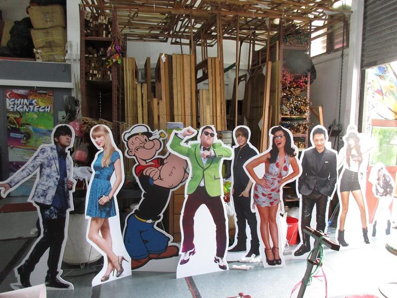 rotating knife cutting used in advertising industry