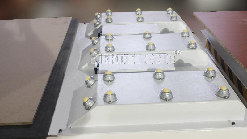 Auto feeding system for material of cnc router 