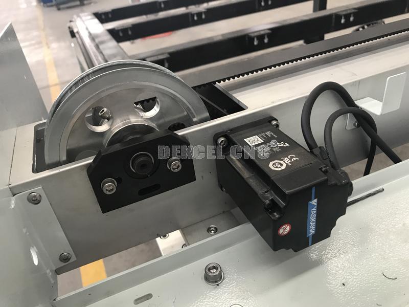 YASKAWA servo motor for oscillating plotter