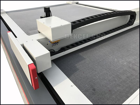 How to choose the oscillating knife cutting machine of good features for paperboard 