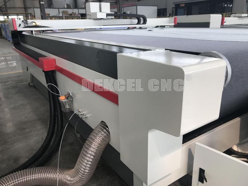 auto feeding fabric oscillation cutting machine.