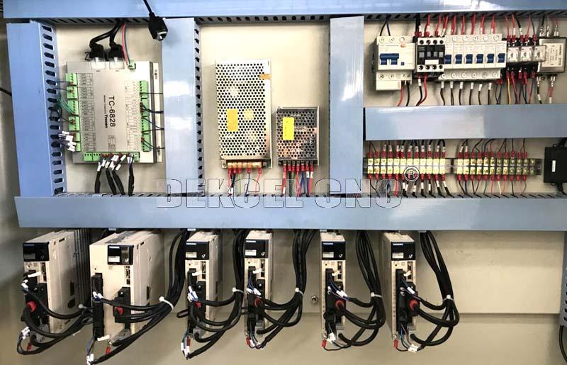 7.TocutCAD control board & Japan YASKAWA servo motor.jpg
